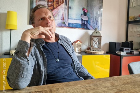 Daniel Pranczke im Gespräch zu Haltungsfragen, Foto in seinem Esszimmer