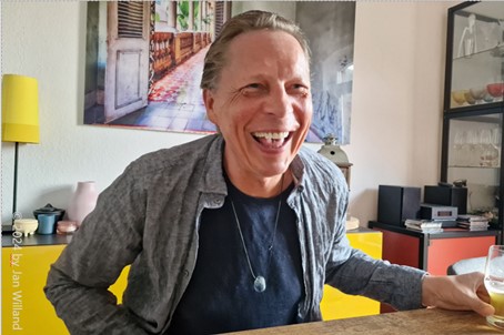 Daniel Pranczke im Gespräch zu Haltungsfragen, Foto in seinem Esszimmer